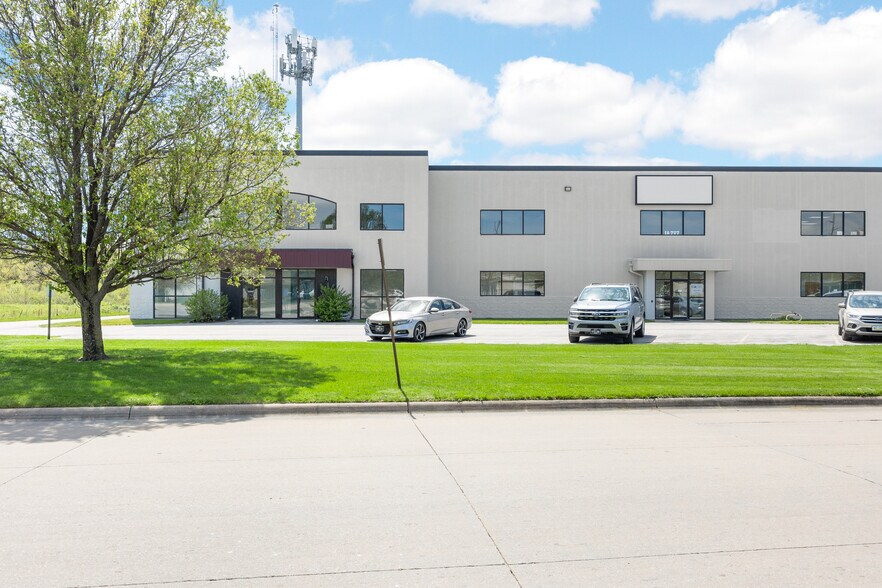 More Photos Of 2000 James St, Coralville Service For Lease