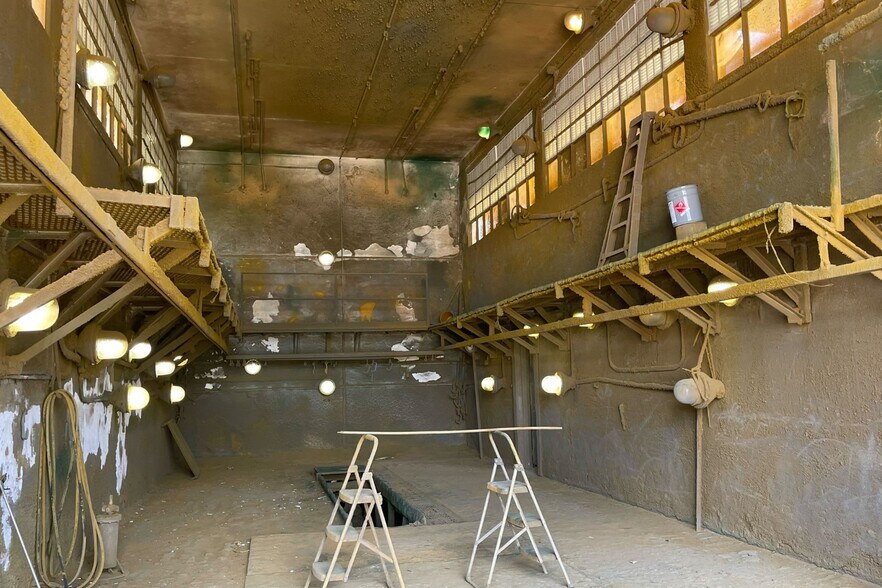 More Photos Of 100 Thornhill Rd, Auburndale Manufacturing For Sale