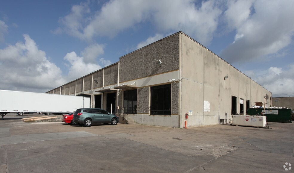 More Photos Of 9005 Spikewood Dr, Houston Distribution For Lease