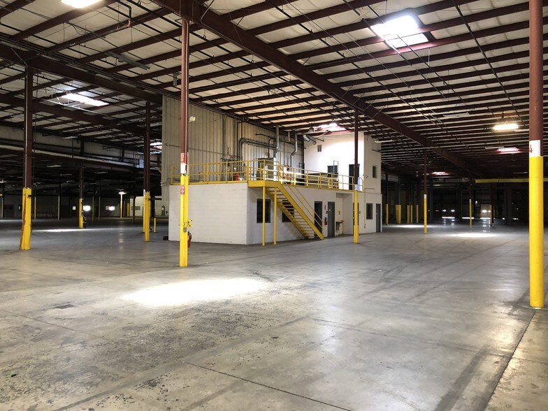 More Photos Of 2224 W College Ave, Normal Manufacturing For Lease