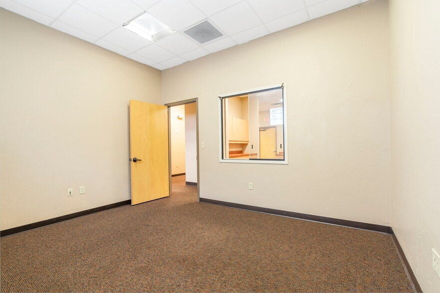 More Photos Of 215 N Grant Ave, Springfield Light Distribution For Lease