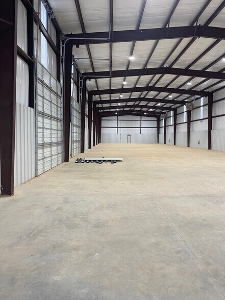 More Photos Of 8409 SW 23rd Pl, Oklahoma City Warehouse For Lease