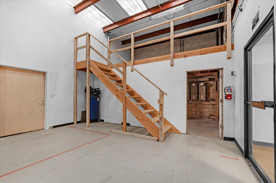 More Photos Of 1027 W Murray Ave, Visalia Service For Sale