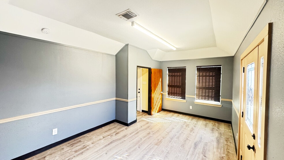 More Photos Of 6623 Gulf Fwy, Houston Office Residential For Sale