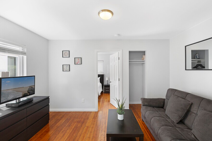 More Photos Of 72 Foster Ave, Hampton Bays Hotel For Sale