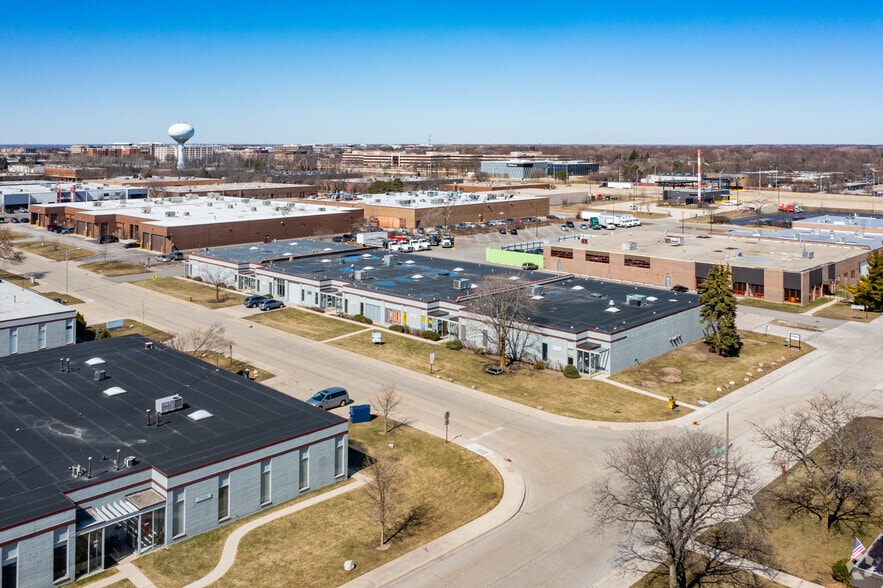 More Photos Of 3000-3030 Commercial Ave, Northbrook Warehouse For Lease