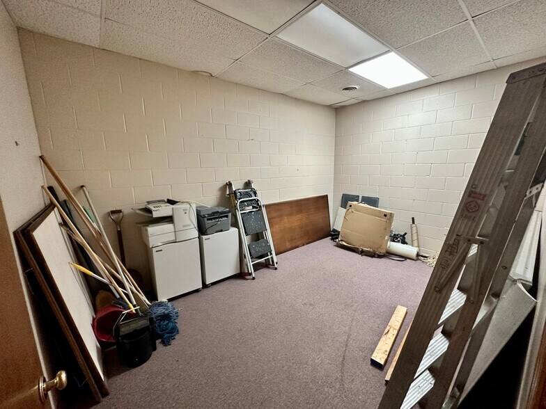 More Photos Of 712 Coulter Dr, New Albany Medical For Sale