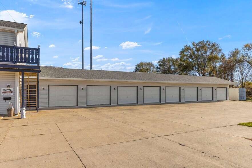 More Photos Of 645 E Lasalle St, Somonauk Showroom For Lease