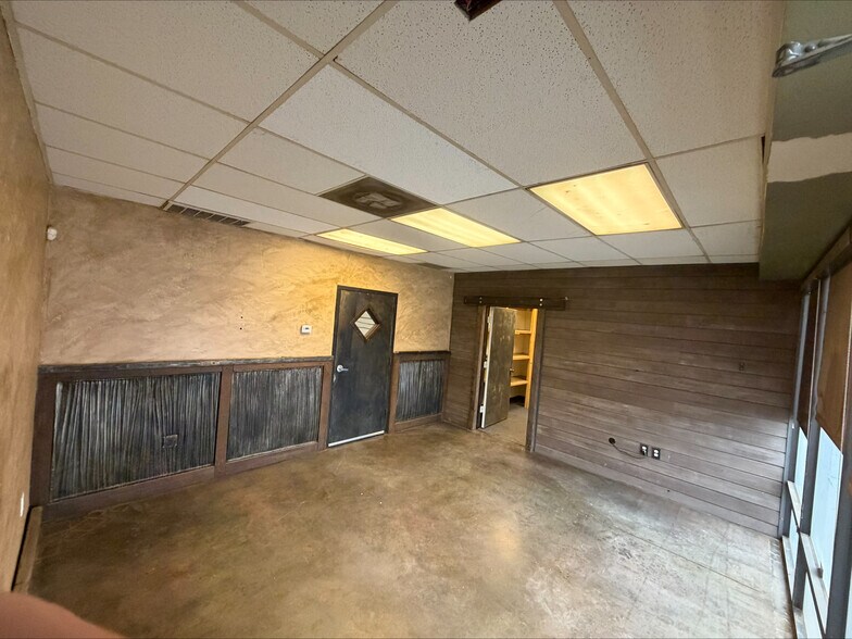 More Photos Of 332 Norfolk St, Aurora Light Manufacturing For Sale