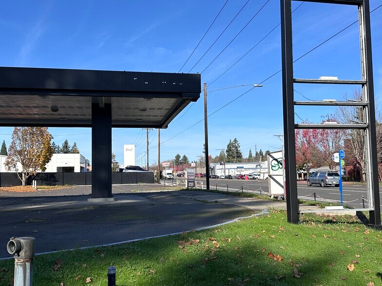 More Photos Of 18777 SE Mcloughlin Blvd, Milwaukie Service Station For Sale