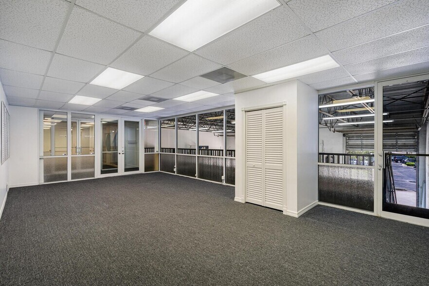 More Photos Of 4700 W Prospect Rd, Fort Lauderdale Light Distribution For Lease