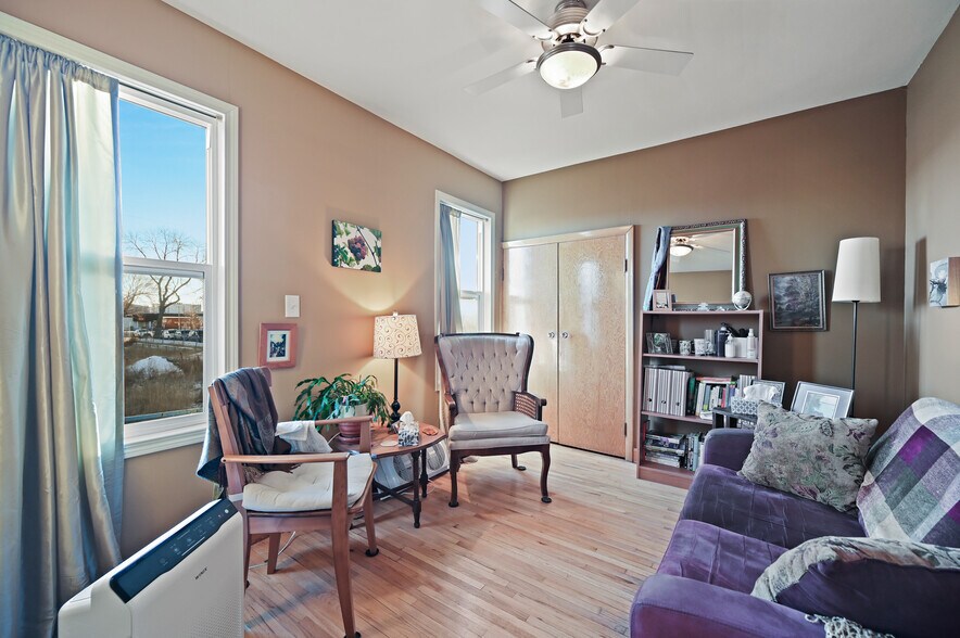 More Photos Of 132 17 Avenue NW, Calgary Office For Sale