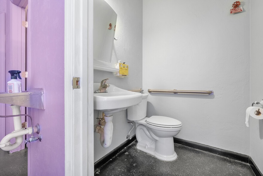 More Photos Of 2441 NW 43rd St, Gainesville Storefront For Sale