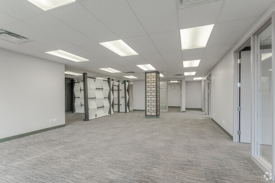 More Photos Of 700 Dorval Dr, Oakville Unknown For Lease