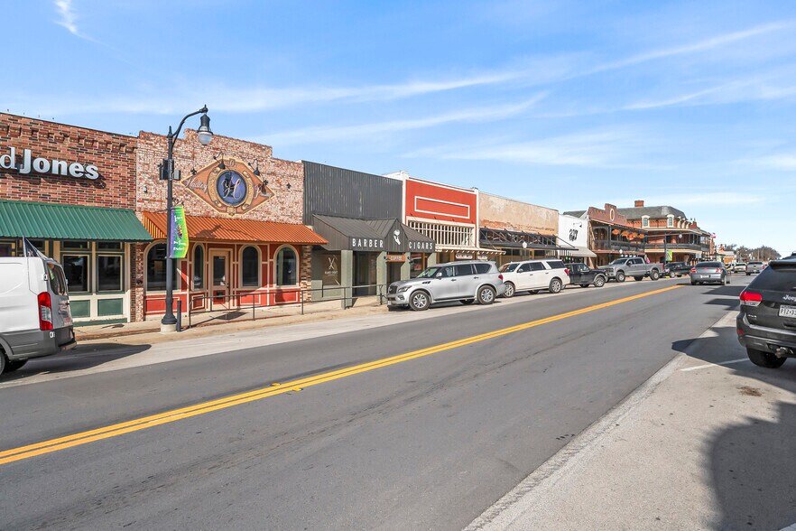 More Photos Of 207 Clay St, Nocona Storefront For Lease