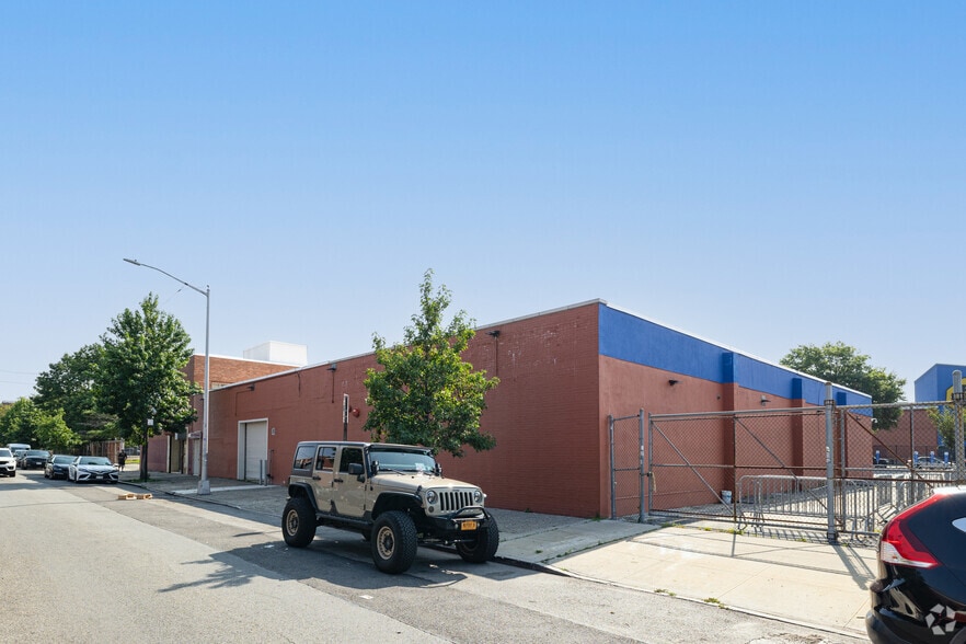 More Photos Of 3243 49th St, Astoria Freestanding For Lease