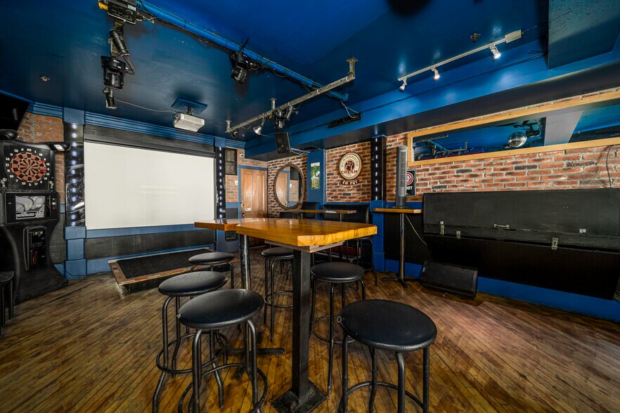 More Photos Of 291 Rue De Saint-Vallier E, Québec Office For Sale