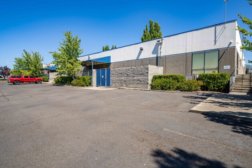 More Photos Of 2090 Commerce Dr, Medford Office For Lease