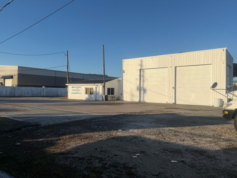 More Photos Of 3303 37th St, Orlando Warehouse For Lease