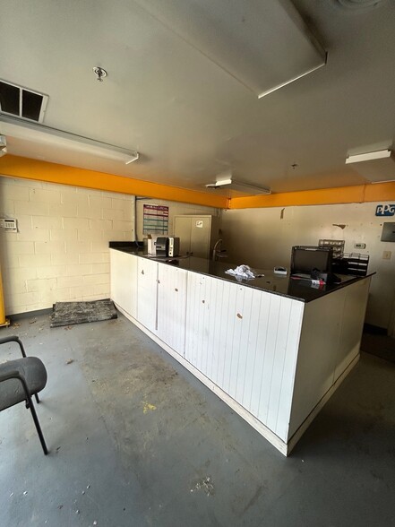 More Photos Of 5255 Port Royal Rd, Springfield Warehouse For Lease