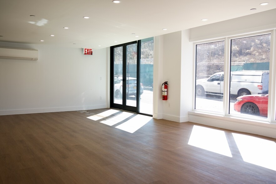 More Photos Of 160 Richmond Ter, Staten Island General Retail For Lease