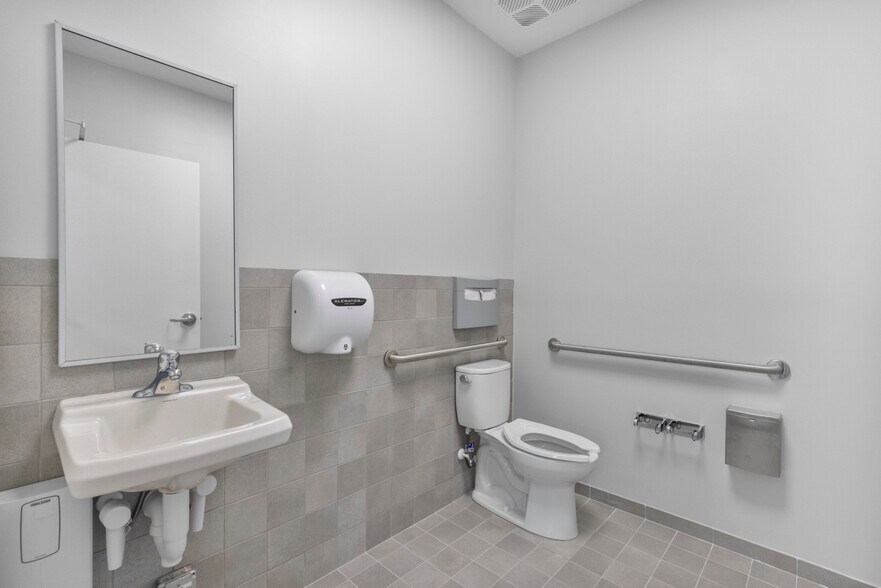 More Photos Of 5595 SE Grouper, Stuart Medical For Lease