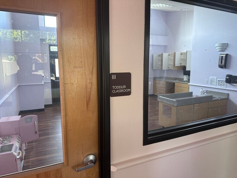 More Photos Of 8406 SW Main St, Wilsonville Freestanding For Lease