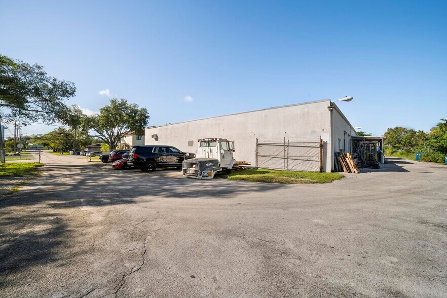 More Photos Of 3909-3939 SW 12th Ct, Fort Lauderdale Warehouse For Sale