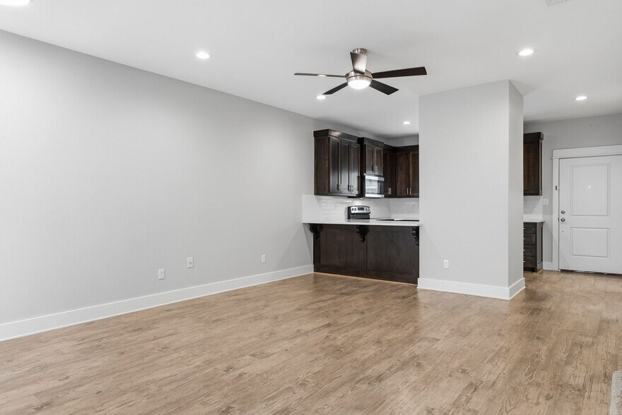 More Photos Of 307 N Henry St, Lindale Apartments For Sale