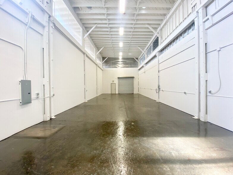 More Photos Of 3421 Hollis St, Oakland Warehouse For Lease