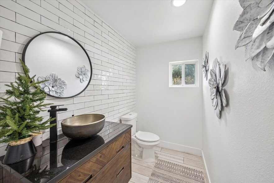 More Photos Of 5225 E 5th St, Katy Light Manufacturing For Sale