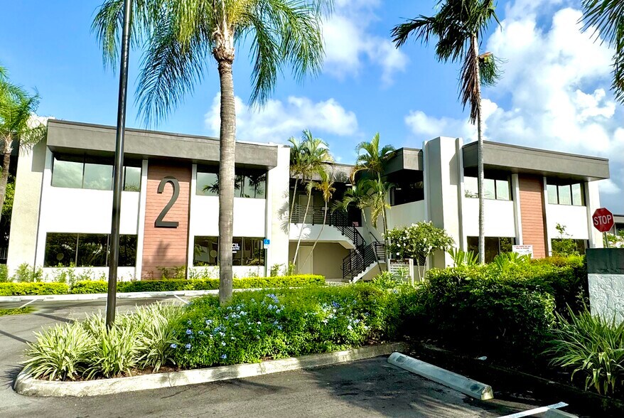 More Photos Of 1021 Ives Dairy Rd, Miami Unknown For Lease