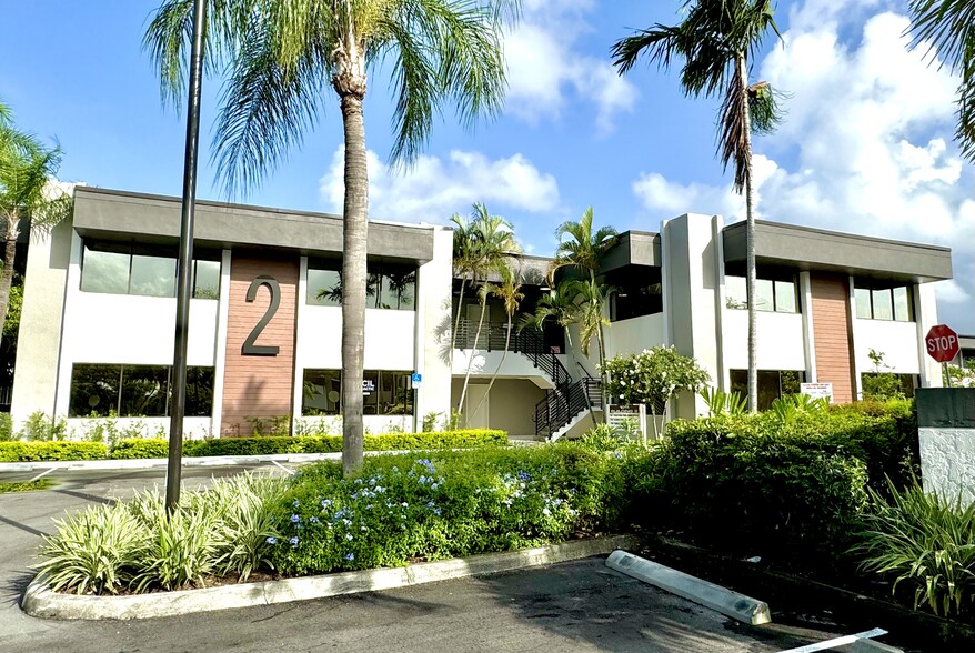 More Photos Of 1021 Ives Dairy Rd, Miami Unknown For Lease