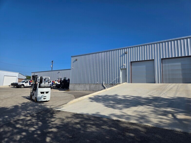 Primary Photo Of 6441 Highway 46 W, New Braunfels Warehouse For Lease
