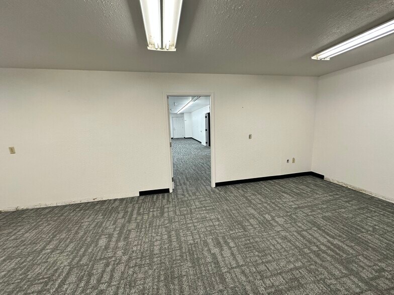 More Photos Of 9800-9900 Hill View Rd, Newcastle Warehouse For Lease