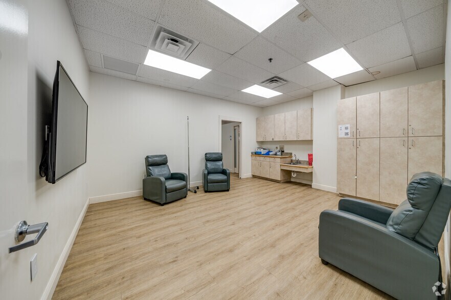 More Photos Of 5975 Sunset Dr, Miami Medical For Sale