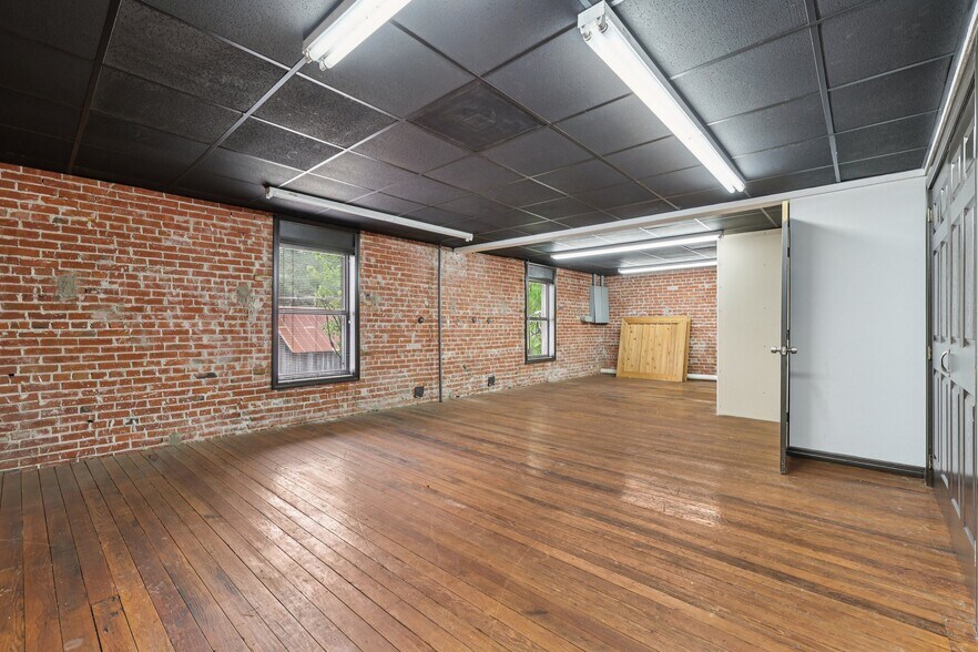 More Photos Of 113 N Main St, Moulton Bar For Sale