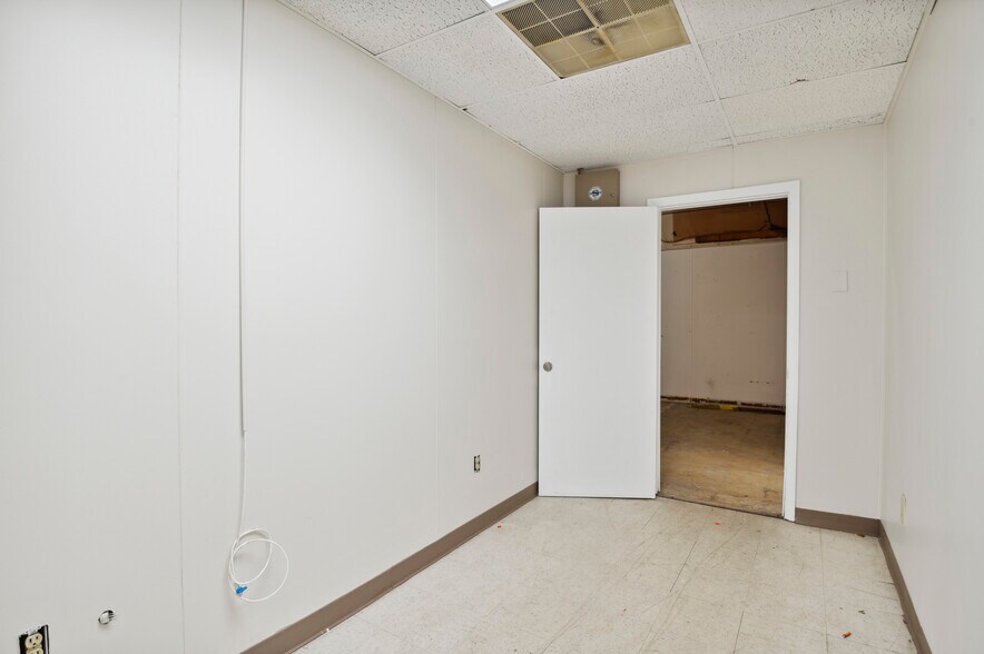 More Photos Of 32 Germay Dr, Wilmington Warehouse For Lease