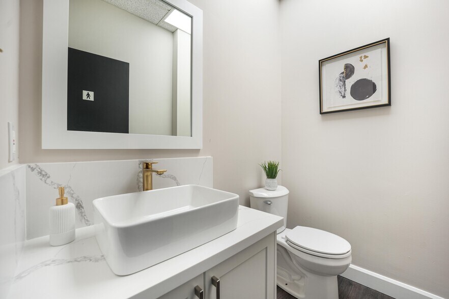 More Photos Of 2155 Dunwin Dr, Mississauga Office Residential For Sale