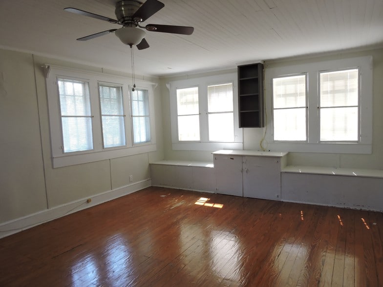 More Photos Of 2216 Mahan Dr, Tallahassee Office Residential For Sale