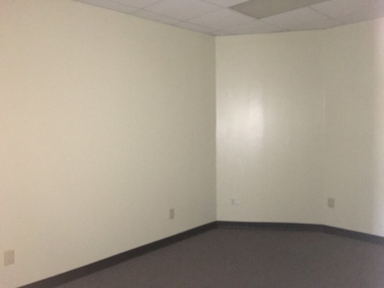 More Photos Of 400 N 11th St, La Porte Unknown For Lease