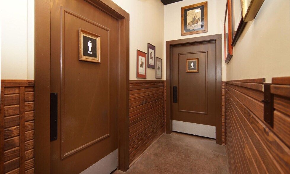 More Photos Of 120 N Austin St, Comanche Bar For Sale