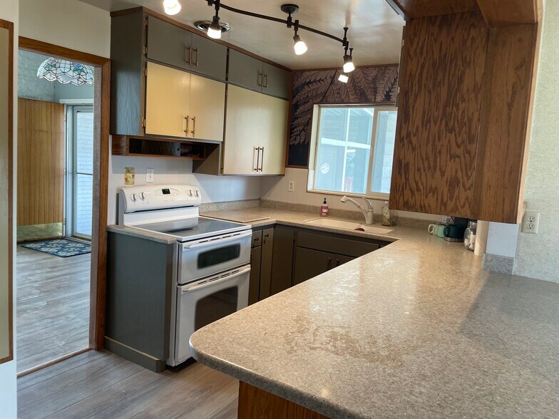 More Photos Of 370 N State St, Shelley Storefront Retail Residential For Lease