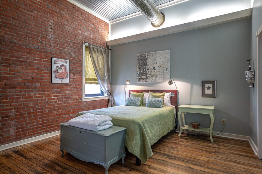More Photos Of 1611 Washington St, Alexandria Showroom For Sale