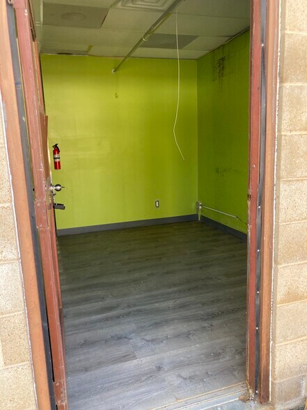 More Photos Of 8515-8519 Manchester Rd, Saint Louis General Retail For Lease