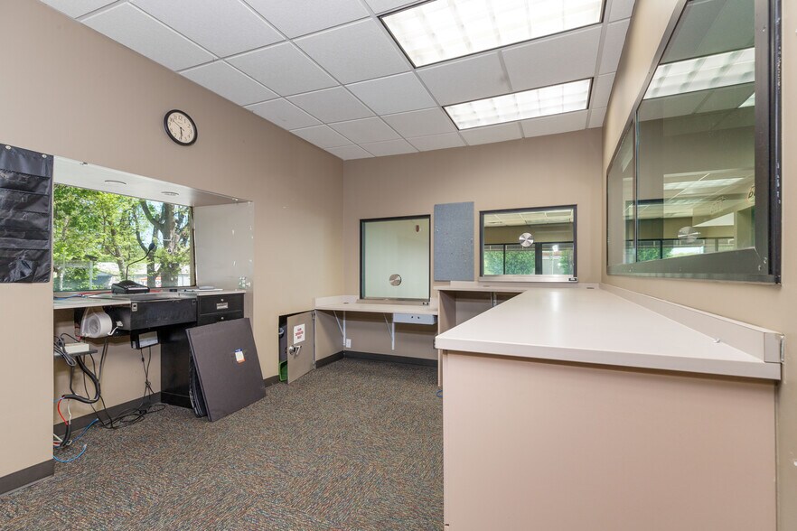 More Photos Of 212 S Main St, Grove Office For Sale