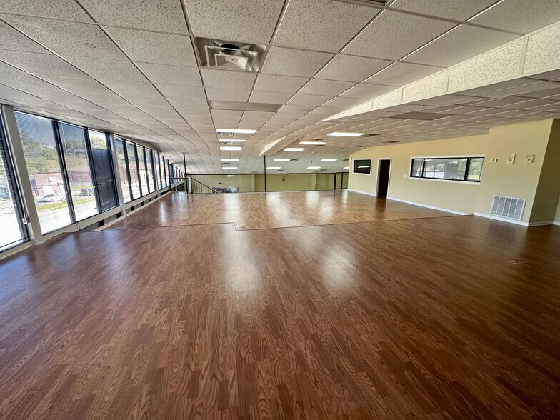 More Photos Of 1680 Broadway, Macon-Bibb Freestanding For Sale