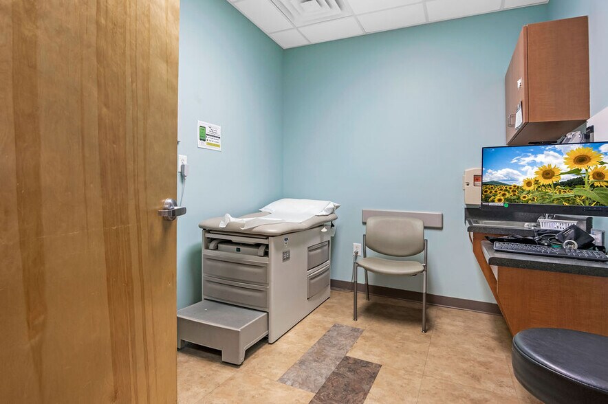 More Photos Of 4275 Western Blvd, Jacksonville Medical For Sale