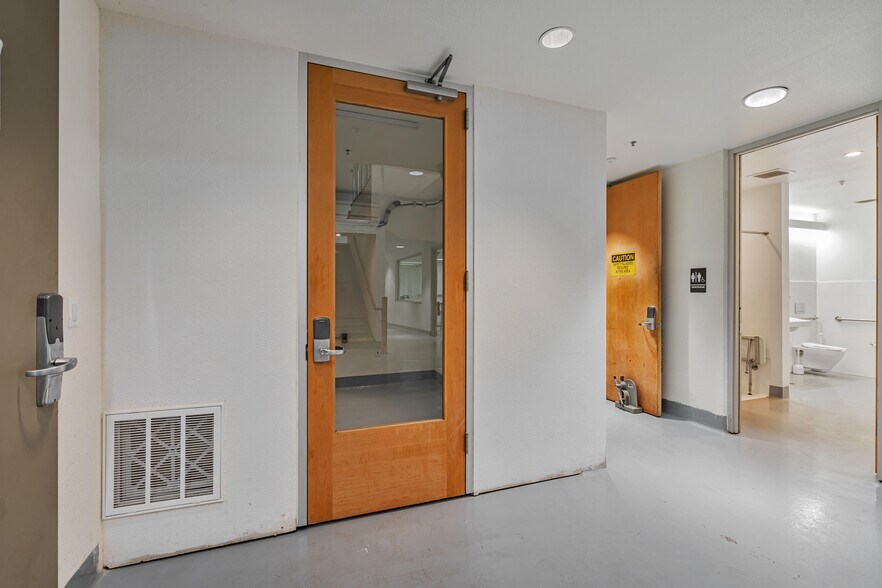 More Photos Of 1320-1326 9th St, Berkeley Warehouse For Sale