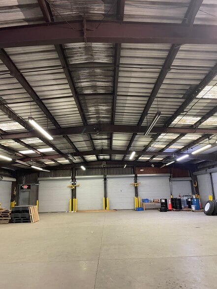 More Photos Of 1919 Plantation Rd, Roanoke Truck Terminal For Lease